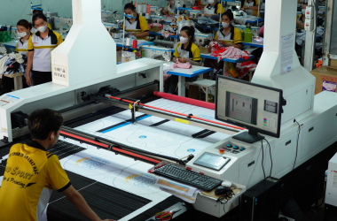 In Áo Thun Theo Yêu Cầu Nên Chọn Công Nghệ In Nào? Phân Tích Chuyên Sâu Các Phương Pháp Tối Ưu